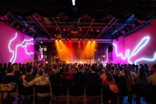 Opplyst konsert med publikum