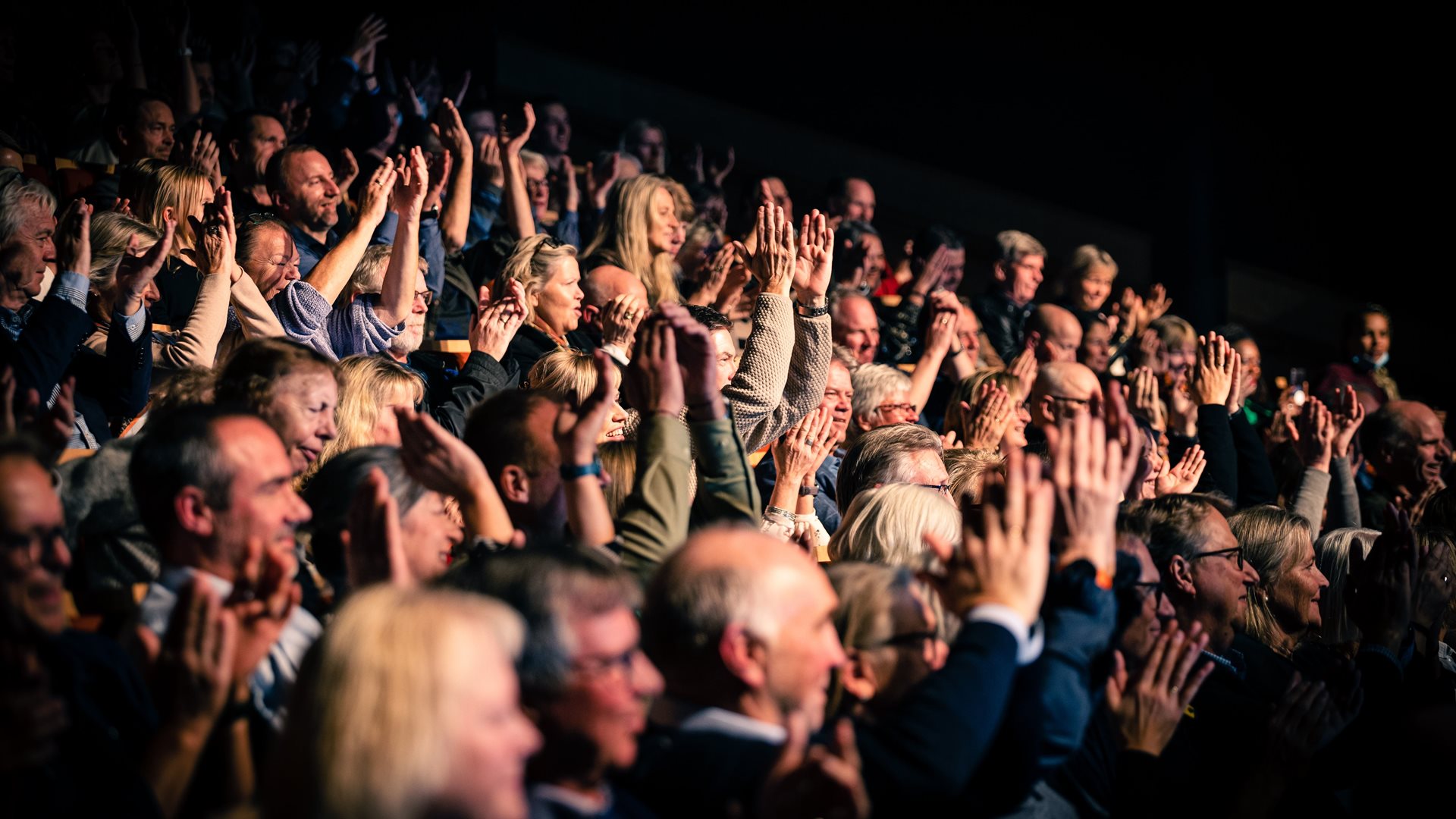 Jublende folk i Store Sal i Bærum Kulturhus